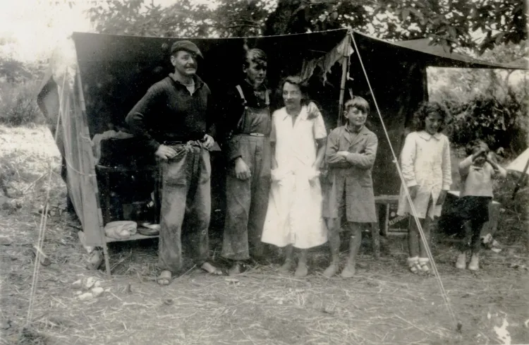 famille sous toile de tente, 1938