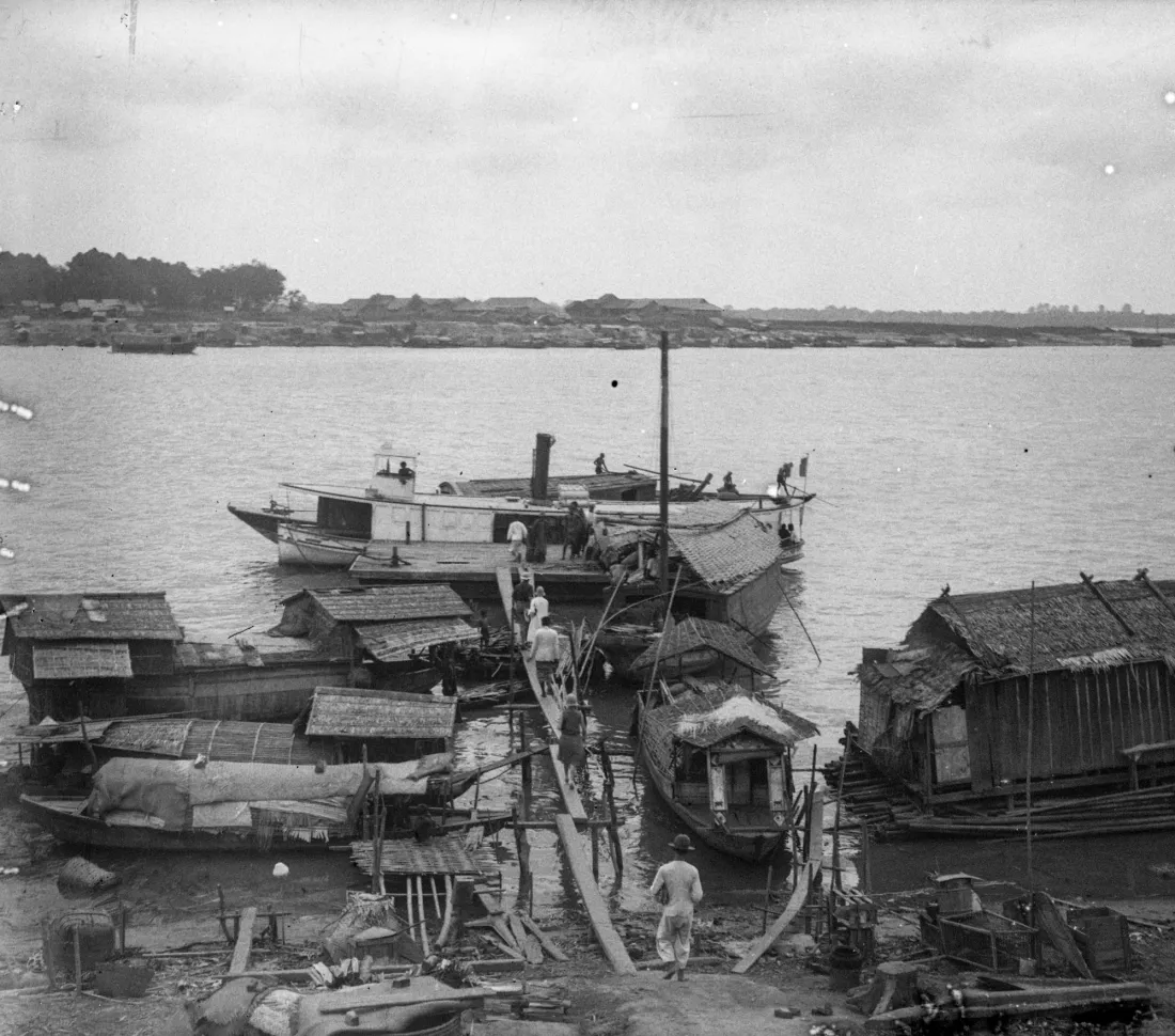 une embarcation locale, plaque de verre stéréoscopique, Marcel Legris, coll. Jean Miaille
