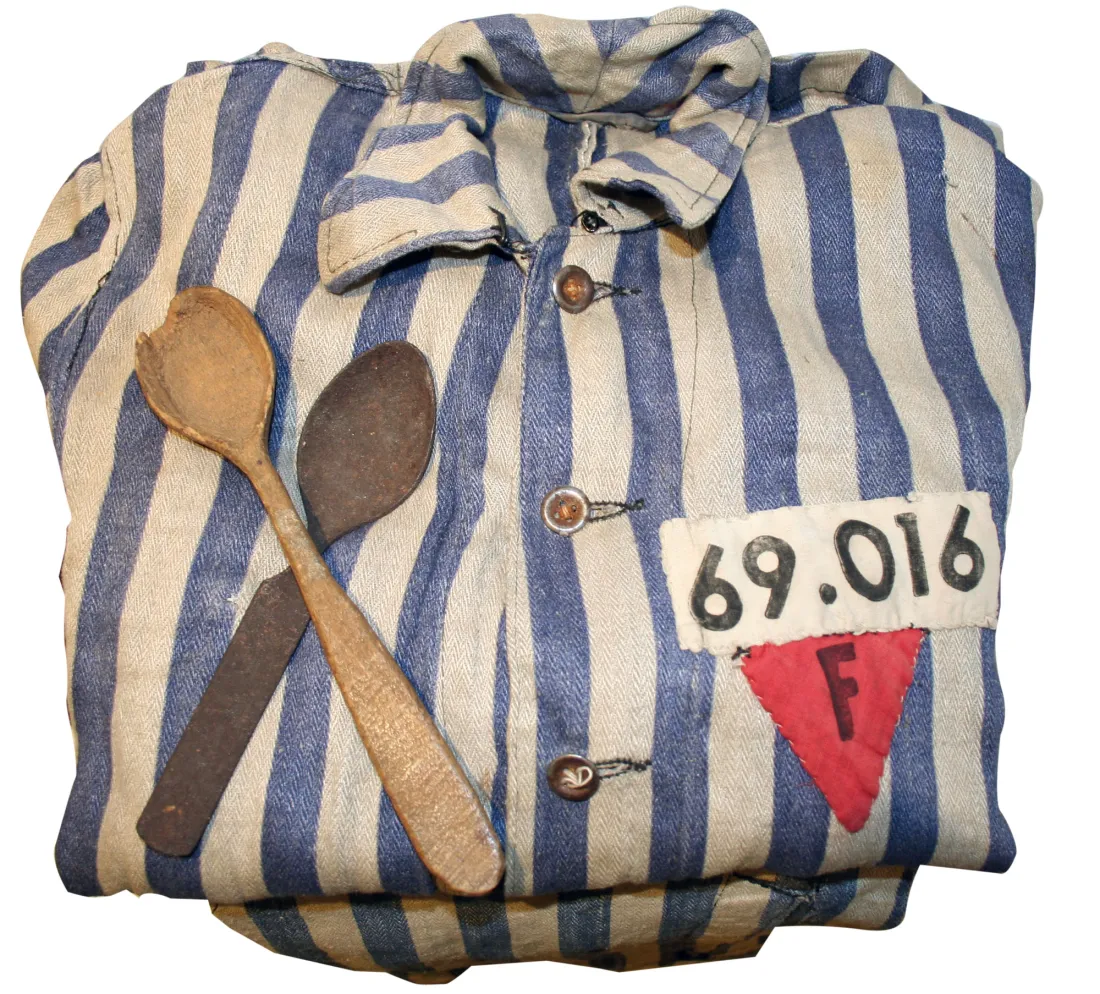 Tenue de déporté de Daniel Tamanini et cuillères en bois et acier, sd, coll. mhv