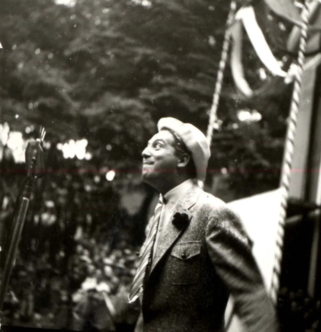 Charles Trenet au parc Mabille, aujourd'hui parc des Beaumont, photographie, coll. mhv.