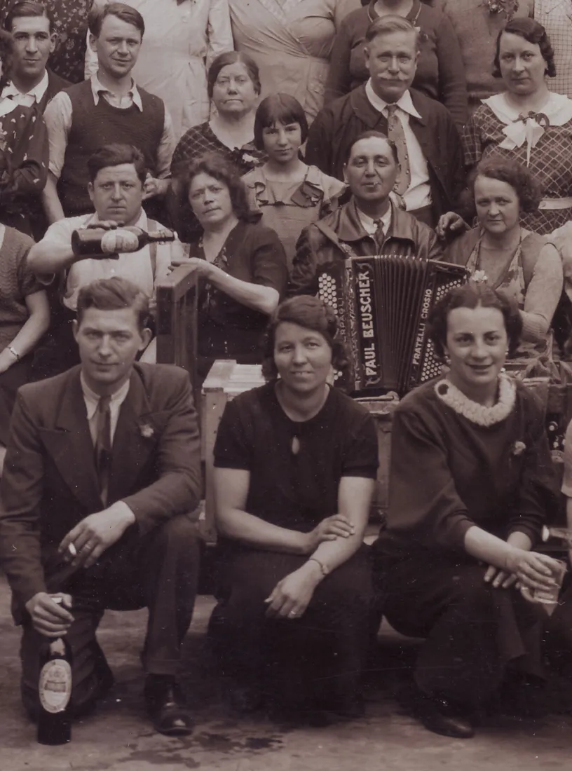Grève de la maison Michel et Chappat du 3 juin au 15 juin 1936 (inscription au dos). Photographie anonyme, 17x12 cm, coll. RADAR. Détail.