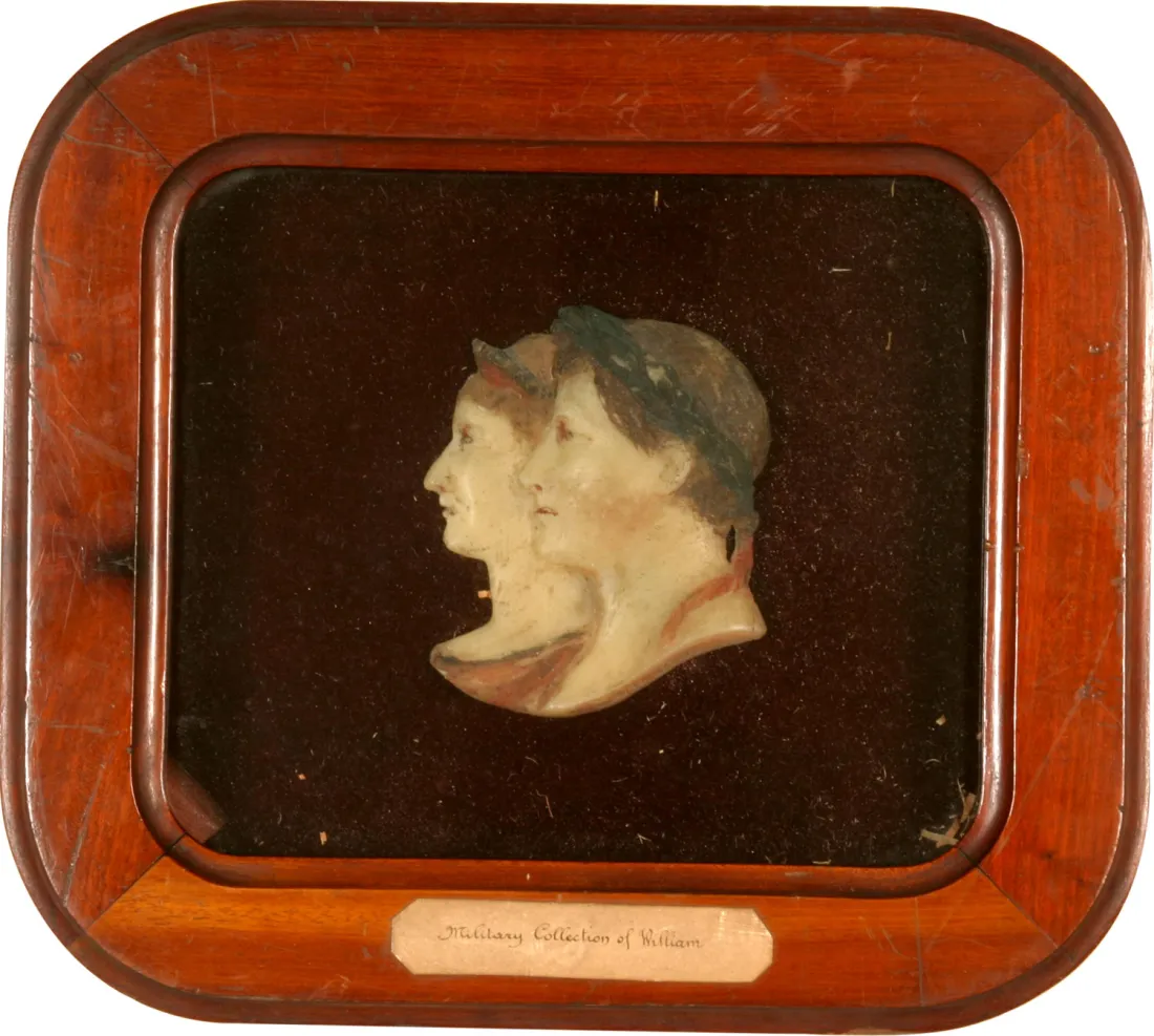 Camée représentant l'Empereur et sa femme, "Military collection of William", bois et cire polychrome, sdnl, coll. mhv.